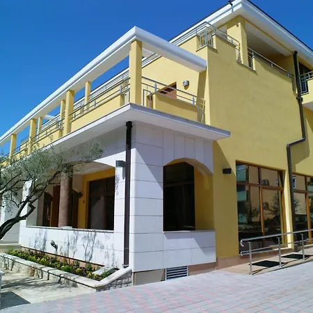 לינה וארוחת בוקר Vilola 4*