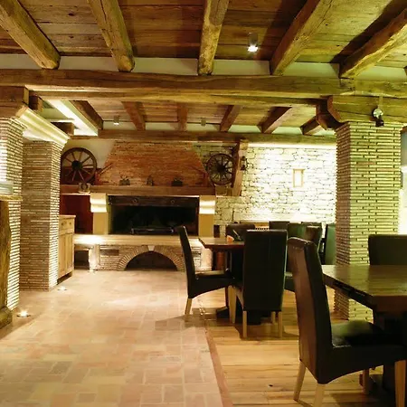 לינה וארוחת בוקר Vilola 4*